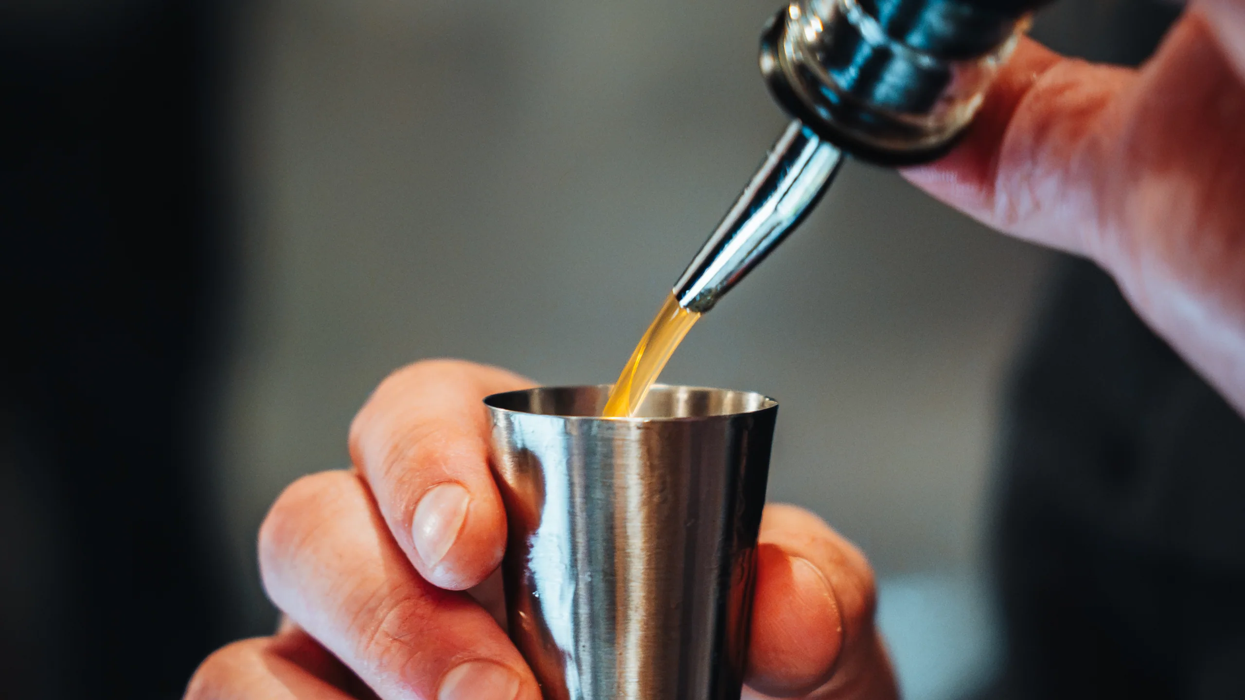 Measuring a pour into the jigger